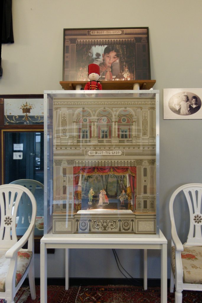 The theater model in Finney and Alexander
《芬尼與亞歷山大》中出現的劇場模型